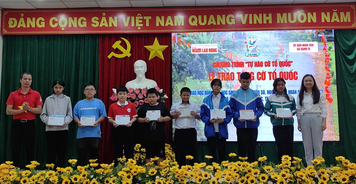 Báo Người Lao Động tặng 500 lá cờ Tổ quốc tại Lâm Đồng- Ảnh 3. Báo Người Lao Động tặng 500 lá cờ Tổ quốc tại Lâm Đồng- Ảnh 3.