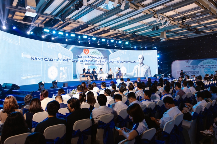Trẻ ở thành thị tiếp xúc thiết bị điện tử 3-5 giờ mỗi ngày- Ảnh 1. Trẻ ở thành thị tiếp xúc thiết bị điện tử 3-5 giờ mỗi ngày- Ảnh 1.