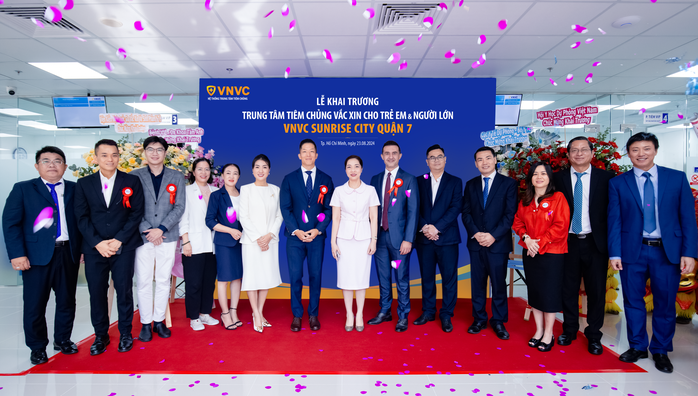 Đại diện lãnh đạo các hãng vắc-xin và dược phẩm hàng đầu thế giới Sanofi, Abbott, Pfizer, MSD, Takeda... và các đối tác chiến lược của VNVC có mặt chúc mừng sự kiện khai trương VNVC Sunrise City Quận 7. Ảnh: Thanh Hoa Đại diện lãnh đạo các hãng vắc-xin và dược phẩm hàng đầu thế giới Sanofi, Abbott, Pfizer, MSD, Takeda... và các đối tác chiến lược của VNVC có mặt chúc mừng sự kiện khai trương VNVC Sunrise City Quận 7. Ảnh: Thanh Hoa
