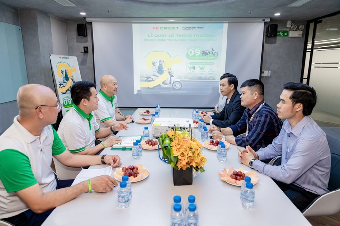 Đại diện FE CREDIT và đại điện đại lý ủy nhiệm phân phối xe máy Hòa Bình Minh trao đổi về kế hoạch phát triển. Ảnh FE CREDIT. Đại diện FE CREDIT và đại điện đại lý ủy nhiệm phân phối xe máy Hòa Bình Minh trao đổi về kế hoạch phát triển. Ảnh FE CREDIT.