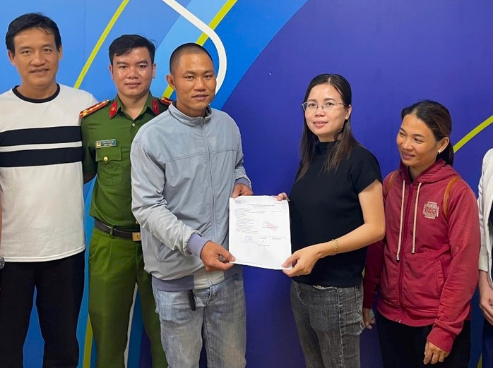 Nam thanh niên đến công an nhờ tìm người đã chuyển nhầm 3 tỉ đồng - Ảnh 1. Nam thanh niên đến công an nhờ tìm người đã chuyển nhầm 3 tỉ đồng - Ảnh 1.
