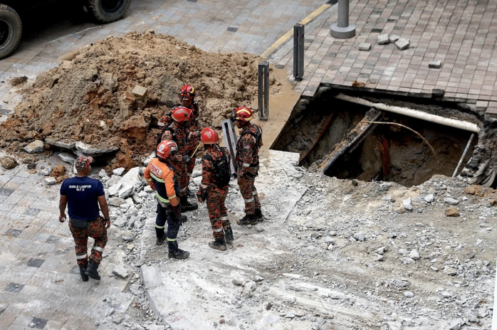 Người phụ nữ bất thần bị hố tử thần sâu 8 m "nuốt chửng" tại Malaysia- Ảnh 2. Người phụ nữ bất thần bị hố tử thần sâu 8 m "nuốt chửng" tại Malaysia- Ảnh 2.