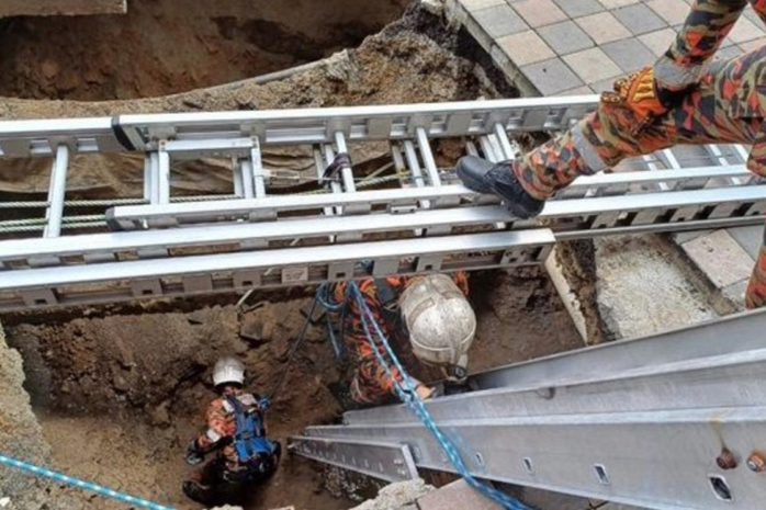 Người phụ nữ bất thần bị hố tử thần sâu 8 m "nuốt chửng" tại Malaysia- Ảnh 1. Người phụ nữ bất thần bị hố tử thần sâu 8 m "nuốt chửng" tại Malaysia- Ảnh 1.