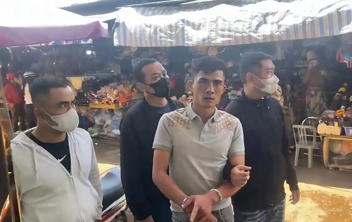 CLIP: Thanh niên táo tợn liên tiếp cướp 2 tiệm vàng- Ảnh 1. CLIP: Thanh niên táo tợn liên tiếp cướp 2 tiệm vàng- Ảnh 1.