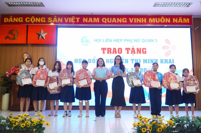 Hơn 9 tỉ đồng trao cho học sinh có hoàn cảnh khó khăn- Ảnh 1. Hơn 9 tỉ đồng trao cho học sinh có hoàn cảnh khó khăn- Ảnh 1.