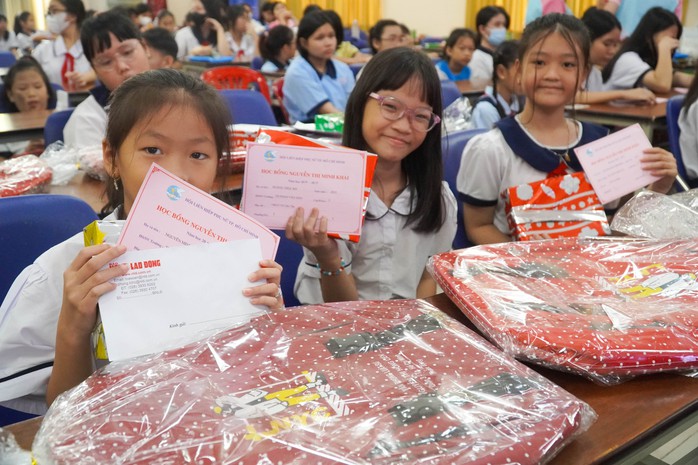 Hơn 9 tỉ đồng trao cho học sinh có hoàn cảnh khó khăn- Ảnh 5. Hơn 9 tỉ đồng trao cho học sinh có hoàn cảnh khó khăn- Ảnh 5.