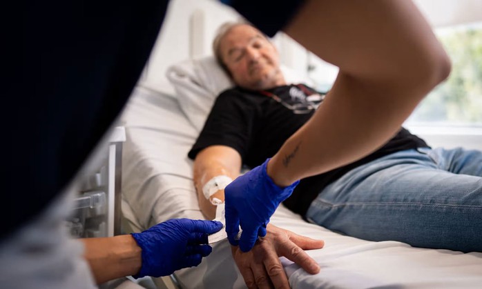 Ông Janusz Racz được tiêm vắc-xin điều trị ung thư BNT116 tại Bệnh viện University College London (Anh). Ảnh: PA Ông Janusz Racz được tiêm vắc-xin điều trị ung thư BNT116 tại Bệnh viện University College London (Anh). Ảnh: PA