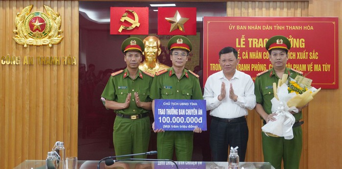 Thưởng nóng ban chuyên án phá đường dây ma túy xuyên quốc gia- Ảnh 1. Thưởng nóng ban chuyên án phá đường dây ma túy xuyên quốc gia- Ảnh 1.