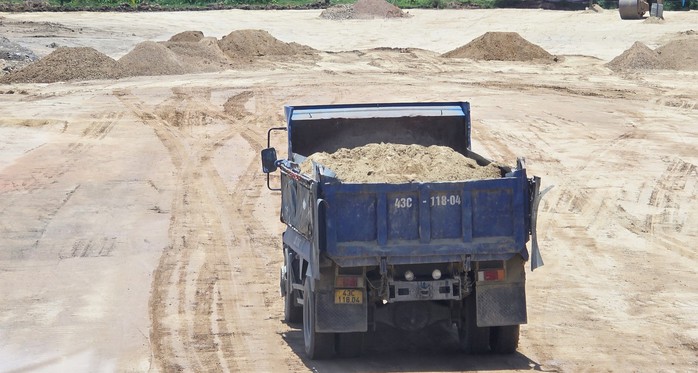 Chính quyền lên tiếng vụ mỏ đá nghi “phù phép” đất thành đá để khai thác trái phép- Ảnh 1. Chính quyền lên tiếng vụ mỏ đá nghi “phù phép” đất thành đá để khai thác trái phép- Ảnh 1.
