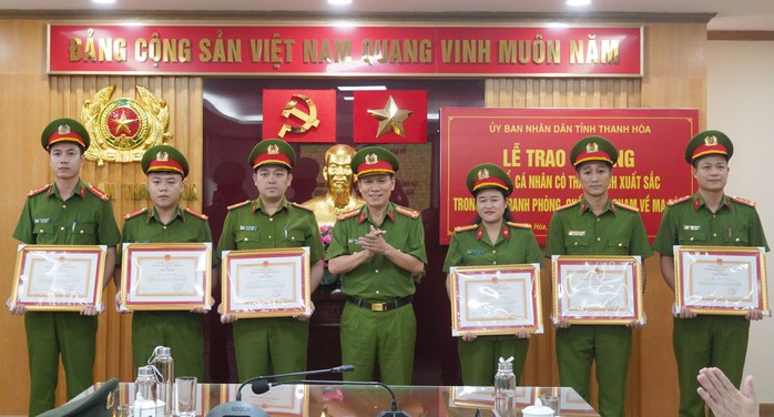 Thưởng nóng ban chuyên án phá đường dây ma túy xuyên quốc gia- Ảnh 2. Thưởng nóng ban chuyên án phá đường dây ma túy xuyên quốc gia- Ảnh 2.