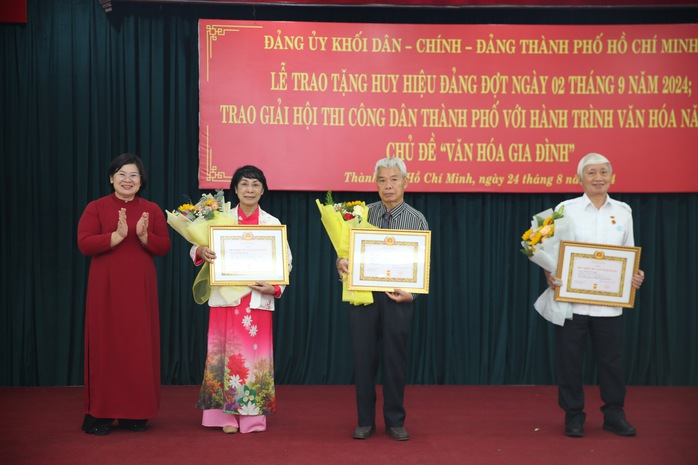 TP HCM: Trao Huy hiệu 80 năm tuổi Đảng cho ông Hoàng Dũng - Ảnh 3. TP HCM: Trao Huy hiệu 80 năm tuổi Đảng cho ông Hoàng Dũng - Ảnh 3.