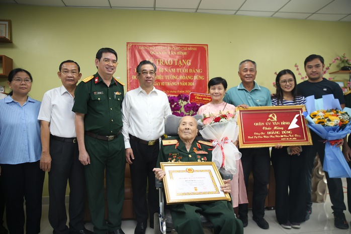 TP HCM: Trao Huy hiệu 80 năm tuổi Đảng cho ông Hoàng Dũng - Ảnh 1. TP HCM: Trao Huy hiệu 80 năm tuổi Đảng cho ông Hoàng Dũng - Ảnh 1.