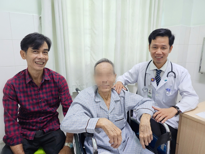 Cụ ông ở Sóc Trăng mắc chứng “ho ra máu sét đánh”- Ảnh 1. Cụ ông ở Sóc Trăng mắc chứng “ho ra máu sét đánh”- Ảnh 1.