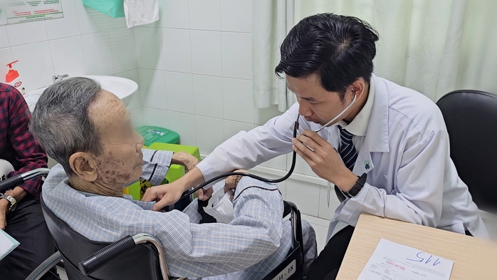 Cụ ông ở Sóc Trăng mắc chứng “ho ra máu sét đánh”- Ảnh 2. Cụ ông ở Sóc Trăng mắc chứng “ho ra máu sét đánh”- Ảnh 2.