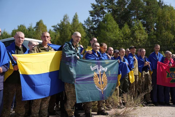 Nga và Ukraine tiến hành đợt trao đổi tù binh lớn- Ảnh 1. Nga và Ukraine tiến hành đợt trao đổi tù binh lớn- Ảnh 1.