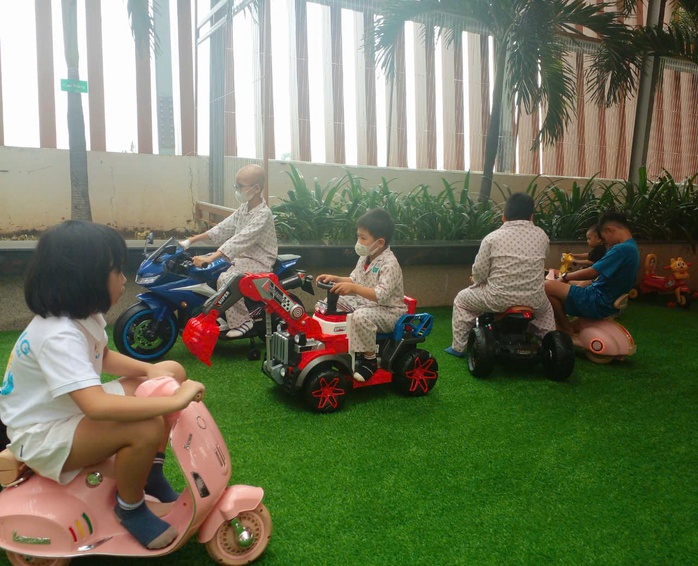Trẻ mầm non, sinh viên góp tiền tạo sân chơi cho bệnh nhi ung thư- Ảnh 1. Trẻ mầm non, sinh viên góp tiền tạo sân chơi cho bệnh nhi ung thư- Ảnh 1.