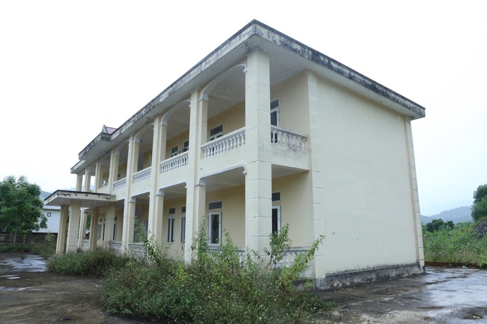 Trường hơn 16 tỉ đồng xây xong rồi….bỏ hoang- Ảnh 16. Trường hơn 16 tỉ đồng xây xong rồi….bỏ hoang- Ảnh 16.