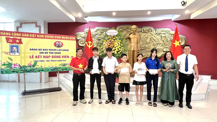 Báo Người Lao Động trao 20 suất kinh phí hỗ trợ học tập cho học sinh Thừa Thiên – Huế- Ảnh 4. Báo Người Lao Động trao 20 suất kinh phí hỗ trợ học tập cho học sinh Thừa Thiên – Huế- Ảnh 4.