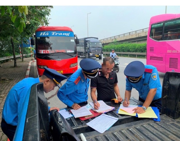 Lực lượng chức năng kiểm tra xe hợp đồng hoạt động trên đường phố Hà Nội. Ảnh: LƯƠNG TUẤN Lực lượng chức năng kiểm tra xe hợp đồng hoạt động trên đường phố Hà Nội. Ảnh: LƯƠNG TUẤN