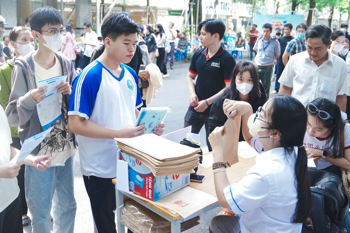 Thận trọng, tỉnh táo với xét tuyển bổ sung- Ảnh 1. Thận trọng, tỉnh táo với xét tuyển bổ sung- Ảnh 1.