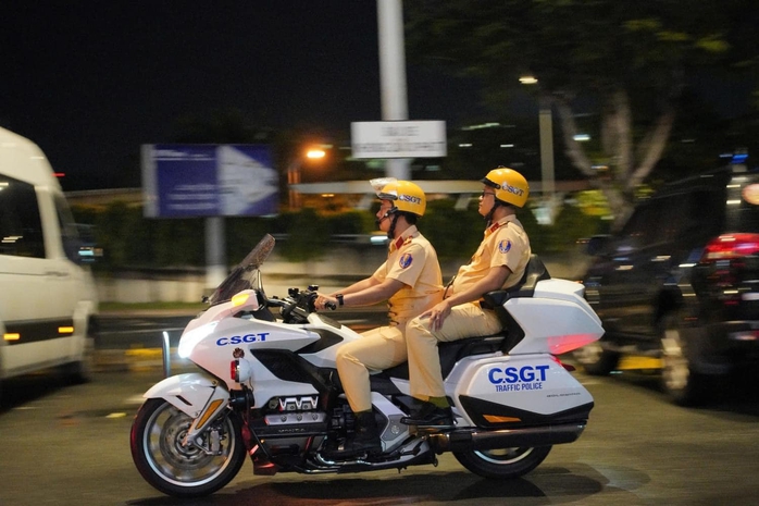 CSGT TP HCM hộ tống trái tim hiến tặng quãng đường hơn 8 km trong 8 phút- Ảnh 2. CSGT TP HCM hộ tống trái tim hiến tặng quãng đường hơn 8 km trong 8 phút- Ảnh 2.