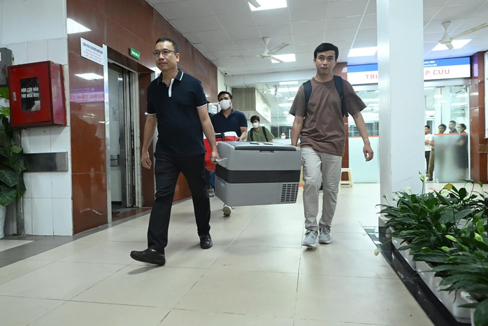 CSGT TP HCM hộ tống trái tim hiến tặng quãng đường hơn 8 km trong 8 phút- Ảnh 3. CSGT TP HCM hộ tống trái tim hiến tặng quãng đường hơn 8 km trong 8 phút- Ảnh 3.