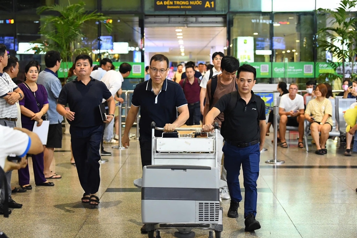 CSGT TP HCM hộ tống trái tim hiến tặng quãng đường hơn 8 km trong 8 phút- Ảnh 5. CSGT TP HCM hộ tống trái tim hiến tặng quãng đường hơn 8 km trong 8 phút- Ảnh 5.