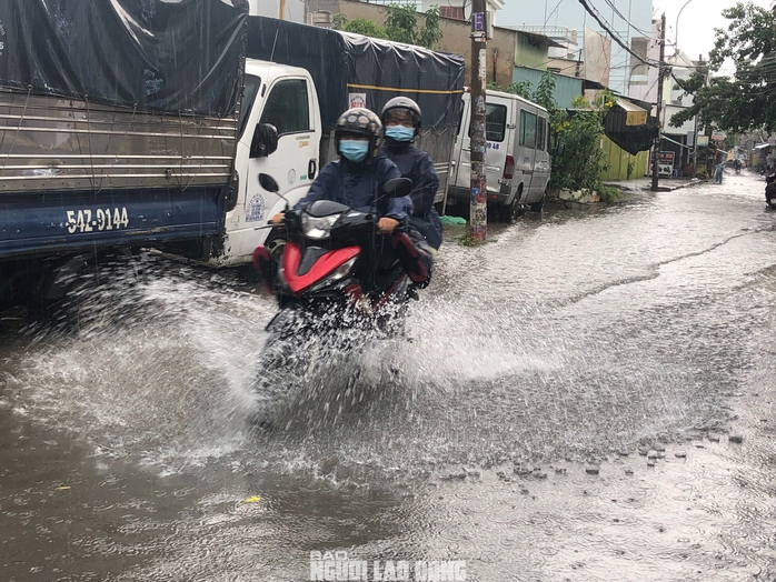 Loạt ảnh đường phố TP HCM mênh mông nước sau trận mưa lớn chiều nay- Ảnh 1. Loạt ảnh đường phố TP HCM mênh mông nước sau trận mưa lớn chiều nay- Ảnh 1.