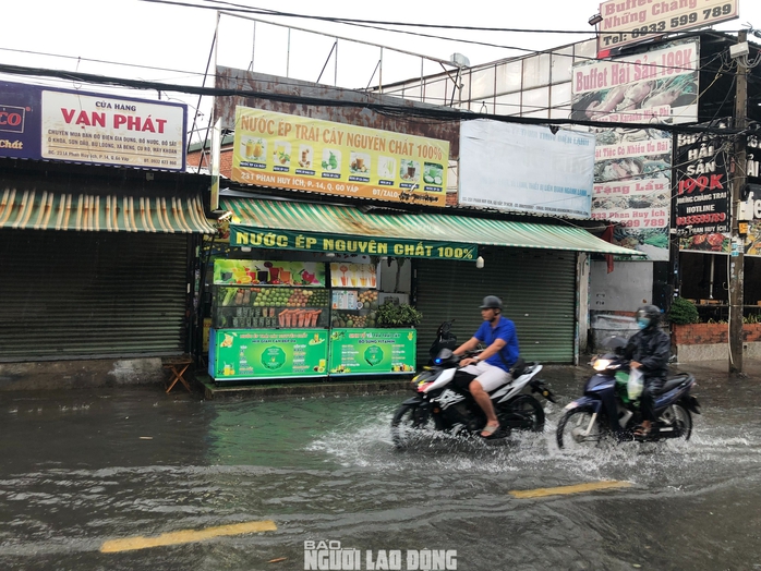 Loạt ảnh đường phố TP HCM mênh mông nước sau trận mưa lớn chiều nay- Ảnh 2. Loạt ảnh đường phố TP HCM mênh mông nước sau trận mưa lớn chiều nay- Ảnh 2.