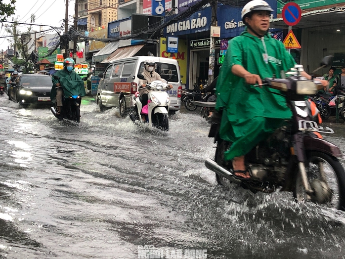Loạt ảnh đường phố TP HCM mênh mông nước sau trận mưa lớn chiều nay- Ảnh 4. Loạt ảnh đường phố TP HCM mênh mông nước sau trận mưa lớn chiều nay- Ảnh 4.