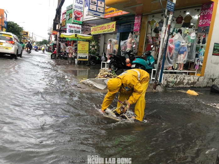 Loạt ảnh đường phố TP HCM mênh mông nước sau trận mưa lớn chiều nay- Ảnh 5. Loạt ảnh đường phố TP HCM mênh mông nước sau trận mưa lớn chiều nay- Ảnh 5.