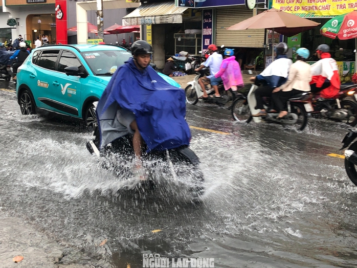 Loạt ảnh đường phố TP HCM mênh mông nước sau trận mưa lớn chiều nay- Ảnh 6. Loạt ảnh đường phố TP HCM mênh mông nước sau trận mưa lớn chiều nay- Ảnh 6.