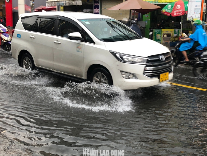 Loạt ảnh đường phố TP HCM mênh mông nước sau trận mưa lớn chiều nay- Ảnh 7. Loạt ảnh đường phố TP HCM mênh mông nước sau trận mưa lớn chiều nay- Ảnh 7.