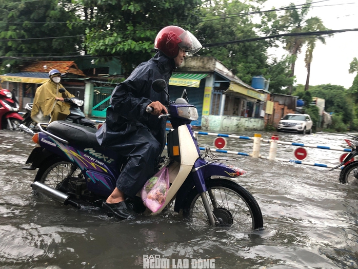 Loạt ảnh đường phố TP HCM mênh mông nước sau trận mưa lớn chiều nay- Ảnh 8. Loạt ảnh đường phố TP HCM mênh mông nước sau trận mưa lớn chiều nay- Ảnh 8.
