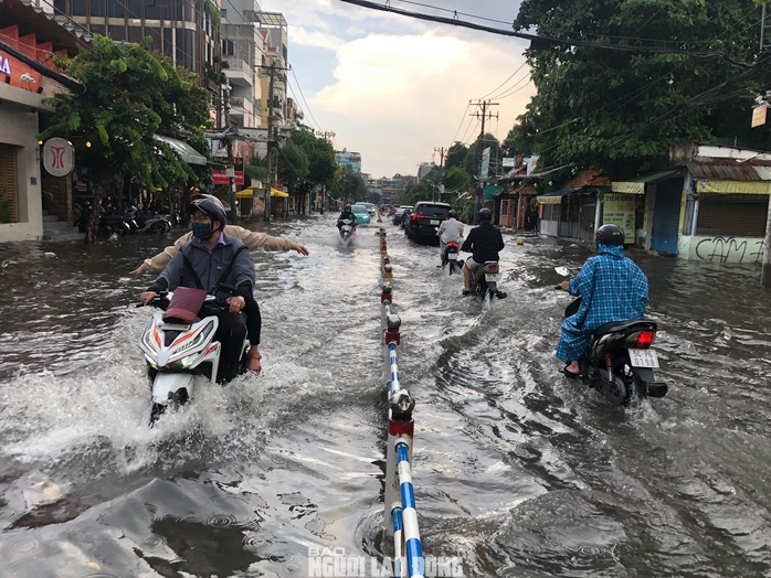 Loạt ảnh đường phố TP HCM mênh mông nước sau trận mưa lớn chiều nay- Ảnh 9. Loạt ảnh đường phố TP HCM mênh mông nước sau trận mưa lớn chiều nay- Ảnh 9.