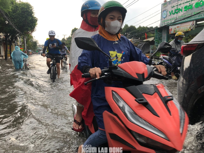 Loạt ảnh đường phố TP HCM mênh mông nước sau trận mưa lớn chiều nay- Ảnh 10. Loạt ảnh đường phố TP HCM mênh mông nước sau trận mưa lớn chiều nay- Ảnh 10.