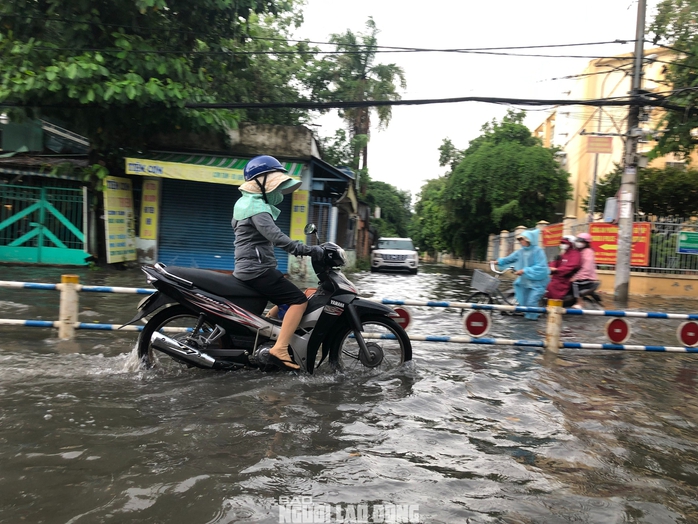 Loạt ảnh đường phố TP HCM mênh mông nước sau trận mưa lớn chiều nay- Ảnh 11. Loạt ảnh đường phố TP HCM mênh mông nước sau trận mưa lớn chiều nay- Ảnh 11.