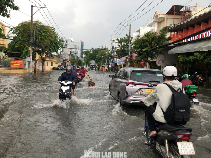 Loạt ảnh đường phố TP HCM mênh mông nước sau trận mưa lớn chiều nay- Ảnh 12. Loạt ảnh đường phố TP HCM mênh mông nước sau trận mưa lớn chiều nay- Ảnh 12.