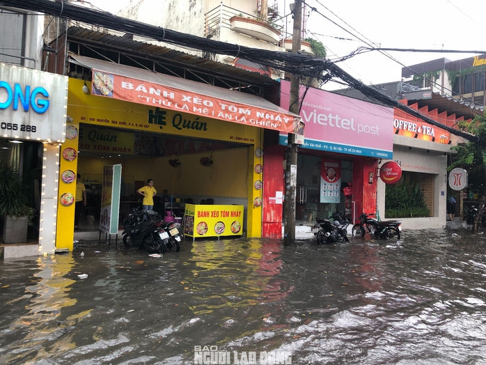 Loạt ảnh đường phố TP HCM mênh mông nước sau trận mưa lớn chiều nay- Ảnh 13. Loạt ảnh đường phố TP HCM mênh mông nước sau trận mưa lớn chiều nay- Ảnh 13.