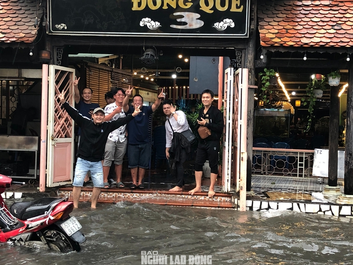 Loạt ảnh đường phố TP HCM mênh mông nước sau trận mưa lớn chiều nay- Ảnh 14. Loạt ảnh đường phố TP HCM mênh mông nước sau trận mưa lớn chiều nay- Ảnh 14.