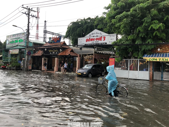 Loạt ảnh đường phố TP HCM mênh mông nước sau trận mưa lớn chiều nay- Ảnh 15. Loạt ảnh đường phố TP HCM mênh mông nước sau trận mưa lớn chiều nay- Ảnh 15.