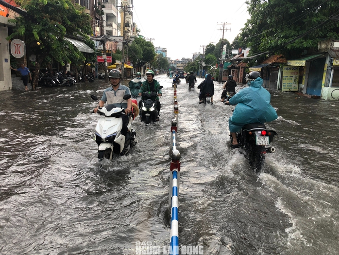Loạt ảnh đường phố TP HCM mênh mông nước sau trận mưa lớn chiều nay- Ảnh 16. Loạt ảnh đường phố TP HCM mênh mông nước sau trận mưa lớn chiều nay- Ảnh 16.