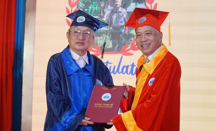 Cụ ông 74 tuổi vẫn lấy bằng thạc sĩ- Ảnh 1. Cụ ông 74 tuổi vẫn lấy bằng thạc sĩ- Ảnh 1.