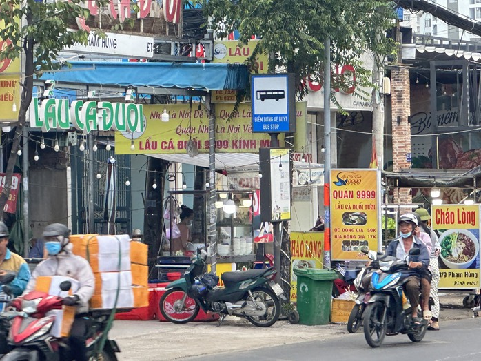 Điểm dừng xe buýt trên đường Dương Bá Trạc (quận 8, TP HCM) bị chiếm dụngẢnh: KHÁNH LINH Điểm dừng xe buýt trên đường Dương Bá Trạc (quận 8, TP HCM) bị chiếm dụngẢnh: KHÁNH LINH