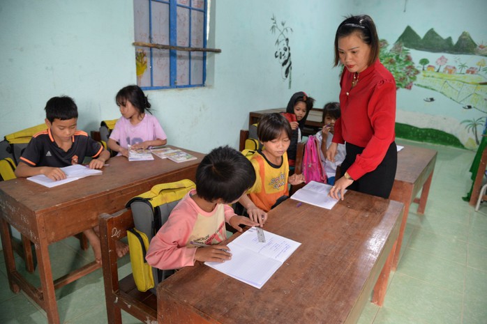 Một giờ dạy của giáo viên cắm bản ở điểm trường thôn Quế, xã Trà Bùi, huyện Trà Bồng, tỉnh Quảng Ngãi Ảnh: Tử Trực Một giờ dạy của giáo viên cắm bản ở điểm trường thôn Quế, xã Trà Bùi, huyện Trà Bồng, tỉnh Quảng Ngãi Ảnh: Tử Trực