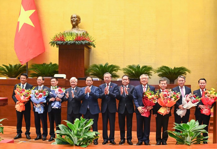 Tổng Bí thư, Chủ tịch nước Tô Lâm và lãnh đạo Quốc hội, Nhà nước, Mặt trận Tổ quốc Việt Nam chúc mừng các nhân sự vừa được Quốc hội bầu, phê chuẩn. Ảnh: Lâm Hiển Tổng Bí thư, Chủ tịch nước Tô Lâm và lãnh đạo Quốc hội, Nhà nước, Mặt trận Tổ quốc Việt Nam chúc mừng các nhân sự vừa được Quốc hội bầu, phê chuẩn. Ảnh: Lâm Hiển