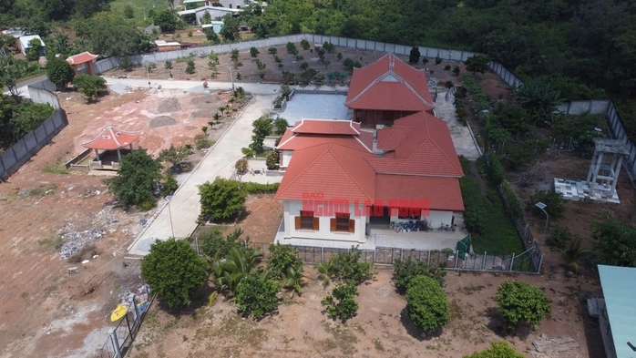 Bình Phước: Tháo dỡ "biệt phủ" sai phép của vợ 1 phó chủ tịch thị xã - Ảnh 4. Bình Phước: Tháo dỡ "biệt phủ" sai phép của vợ 1 phó chủ tịch thị xã - Ảnh 4.
