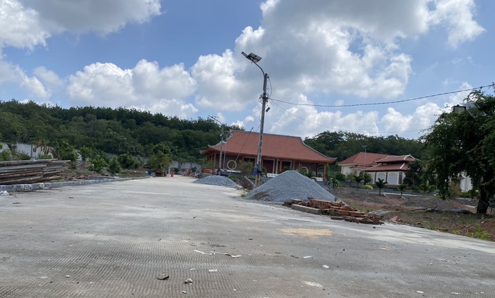 Bình Phước: Tháo dỡ "biệt phủ" sai phép của vợ 1 phó chủ tịch thị xã - Ảnh 5. Bình Phước: Tháo dỡ "biệt phủ" sai phép của vợ 1 phó chủ tịch thị xã - Ảnh 5.