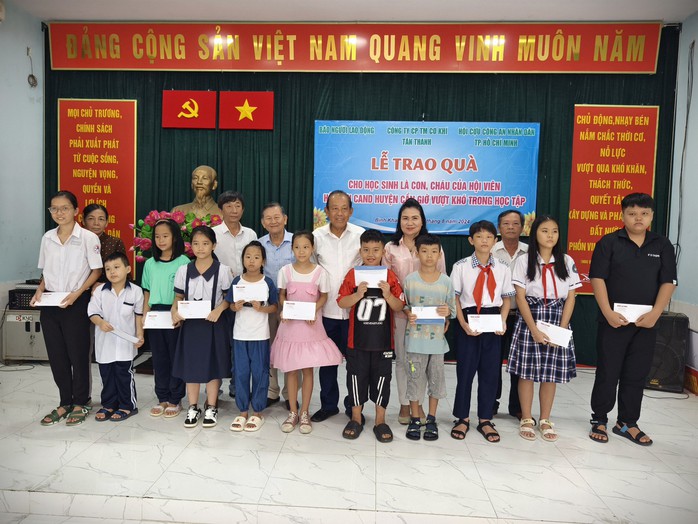 Trao học bổng hỗ trợ con, cháu hội viên Hội Cựu Công an nhân dân TP HCM- Ảnh 2. Trao học bổng hỗ trợ con, cháu hội viên Hội Cựu Công an nhân dân TP HCM- Ảnh 2.