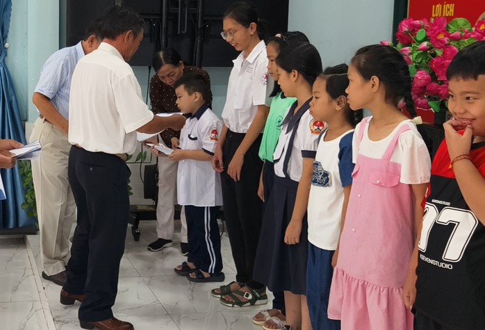 Trao học bổng hỗ trợ con, cháu hội viên Hội Cựu Công an nhân dân TP HCM- Ảnh 1. Trao học bổng hỗ trợ con, cháu hội viên Hội Cựu Công an nhân dân TP HCM- Ảnh 1.